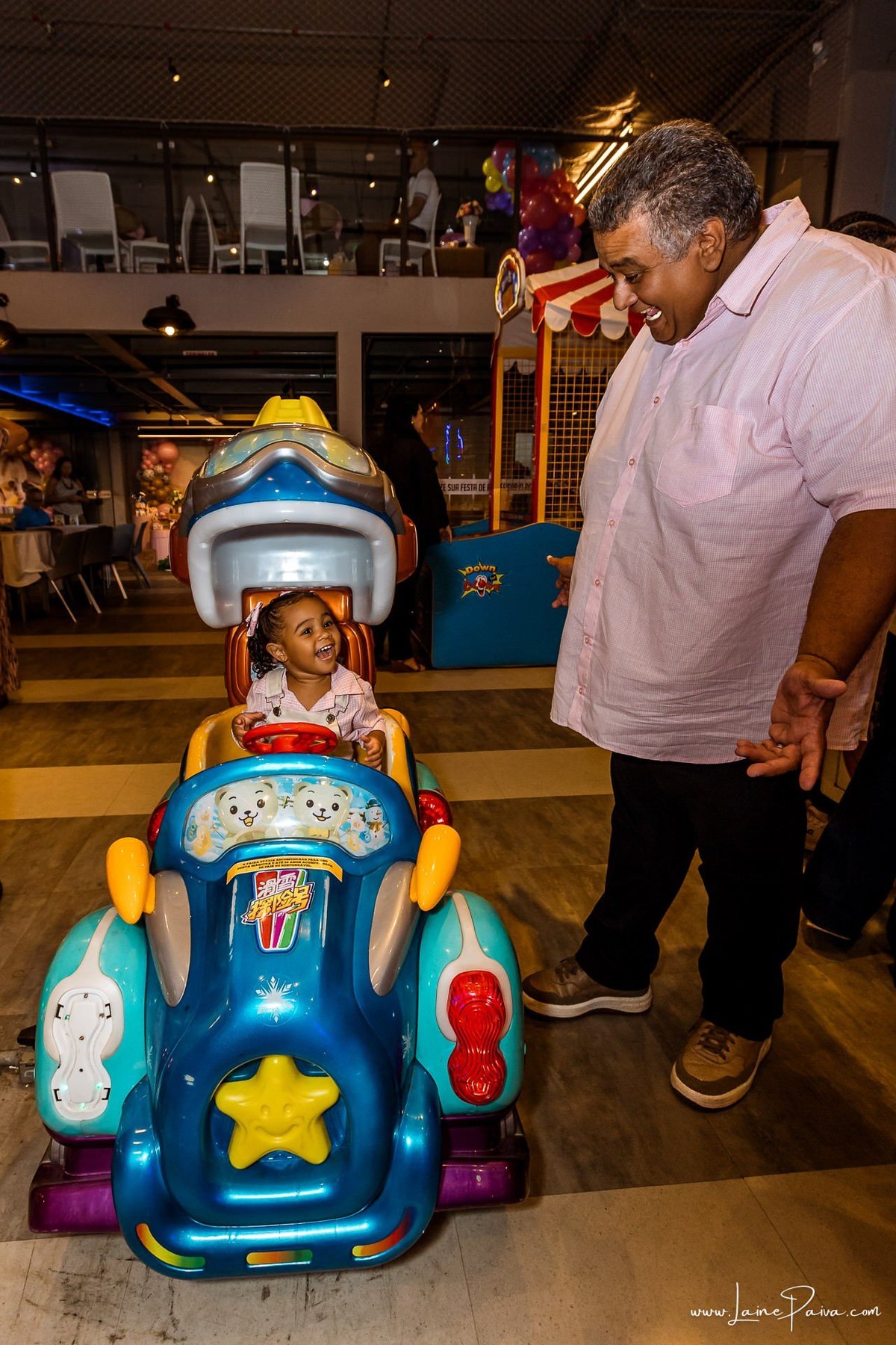 Fotografia de aniversário infantil da Pérola, festa de 2 anos com tema Fazendinha da Minnie na Game Station do Natal Shopping, em Natal/RN. Diversão, piscina de bolinhas, brinquedos e momentos especiais com família e amigos.