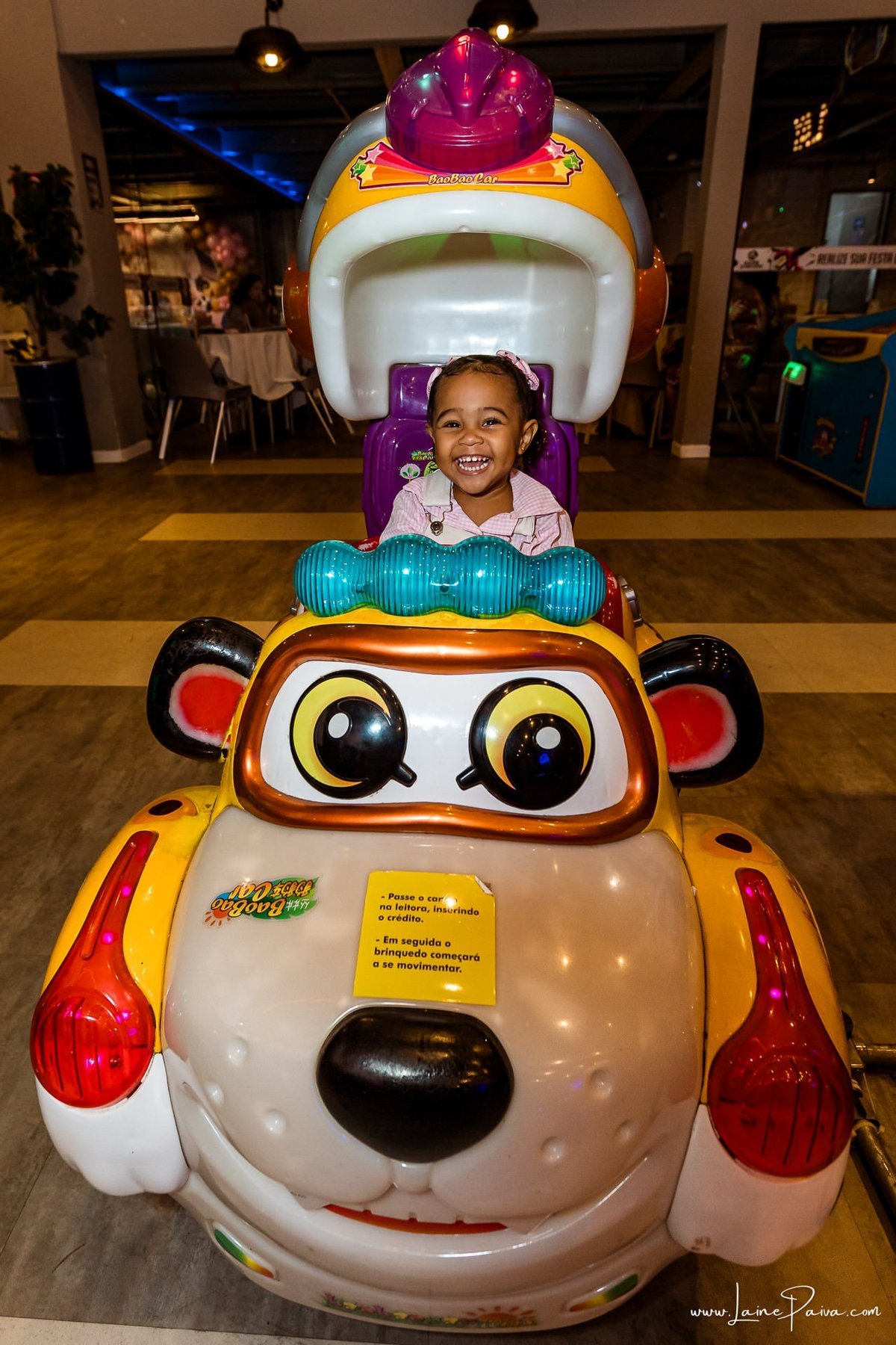 Fotografia de aniversário infantil da Pérola, festa de 2 anos com tema Fazendinha da Minnie na Game Station do Natal Shopping, em Natal/RN. Diversão, piscina de bolinhas, brinquedos e momentos especiais com família e amigos.