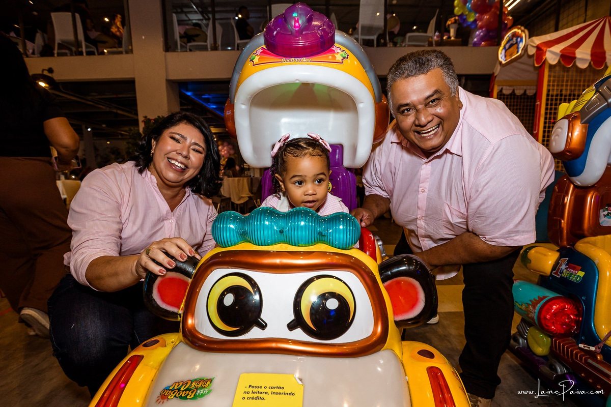 Fotografia de aniversário infantil da Pérola, festa de 2 anos com tema Fazendinha da Minnie na Game Station do Natal Shopping, em Natal/RN. Diversão, piscina de bolinhas, brinquedos e momentos especiais com família e amigos.