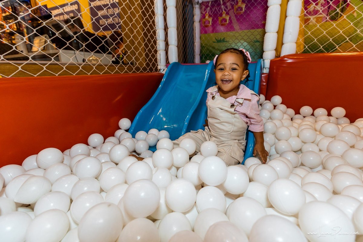 Fotografia de aniversário infantil da Pérola, festa de 2 anos com tema Fazendinha da Minnie na Game Station do Natal Shopping, em Natal/RN. Diversão, piscina de bolinhas, brinquedos e momentos especiais com família e amigos.