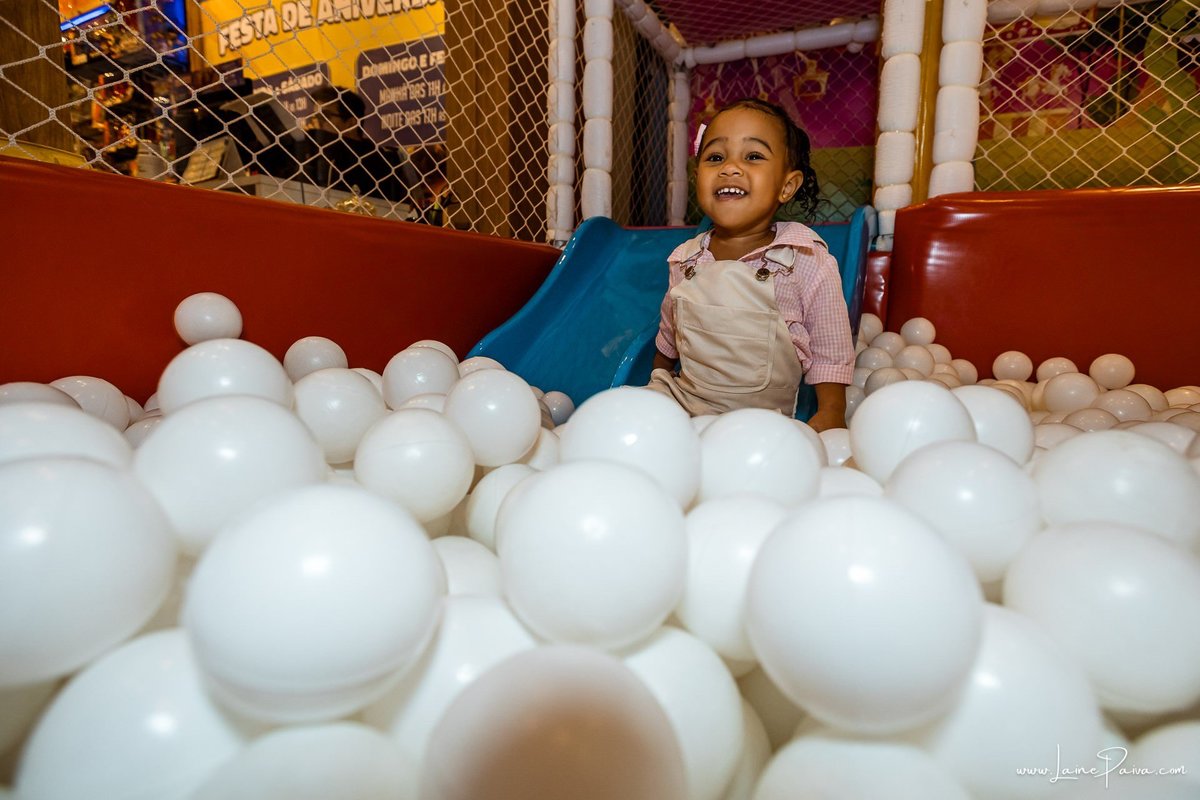 Fotografia de aniversário infantil da Pérola, festa de 2 anos com tema Fazendinha da Minnie na Game Station do Natal Shopping, em Natal/RN. Diversão, piscina de bolinhas, brinquedos e momentos especiais com família e amigos.