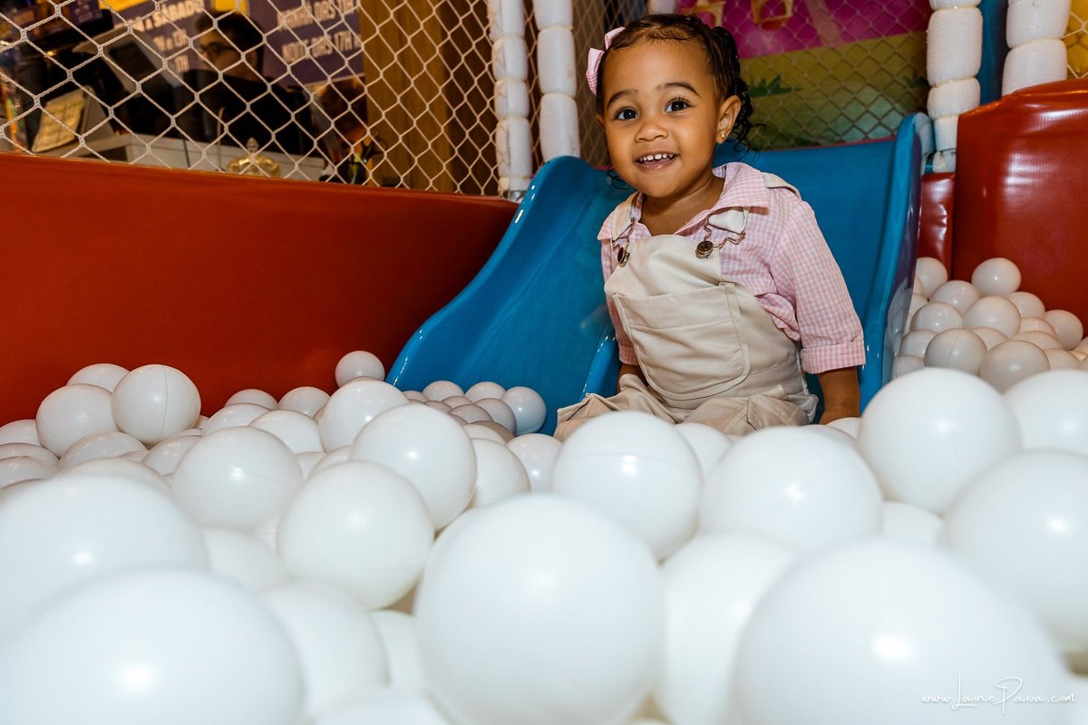 Fotografia de aniversário infantil da Pérola, festa de 2 anos com tema Fazendinha da Minnie na Game Station do Natal Shopping, em Natal/RN. Diversão, piscina de bolinhas, brinquedos e momentos especiais com família e amigos.
