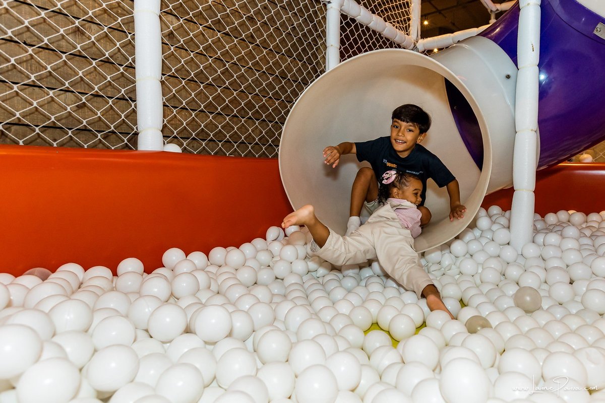 Fotografia de aniversário infantil da Pérola, festa de 2 anos com tema Fazendinha da Minnie na Game Station do Natal Shopping, em Natal/RN. Diversão, piscina de bolinhas, brinquedos e momentos especiais com família e amigos.