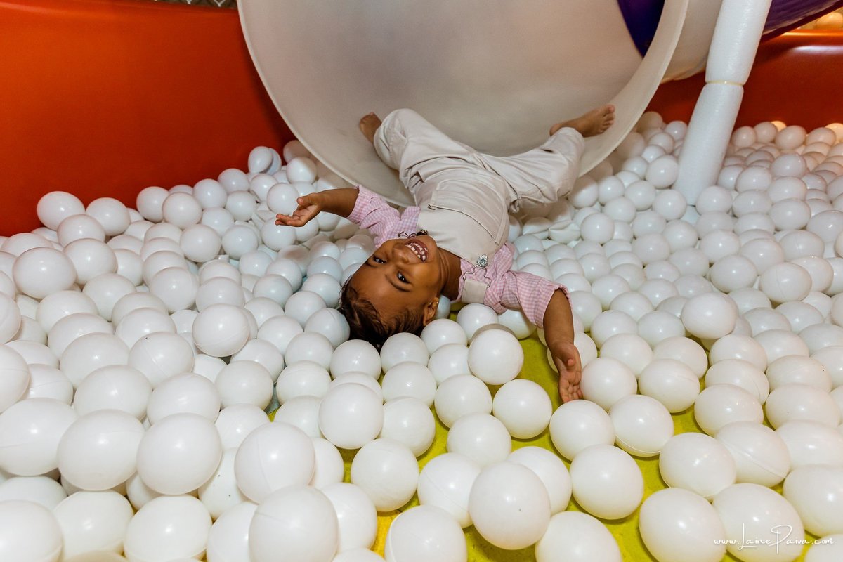 Fotografia de aniversário infantil da Pérola, festa de 2 anos com tema Fazendinha da Minnie na Game Station do Natal Shopping, em Natal/RN. Diversão, piscina de bolinhas, brinquedos e momentos especiais com família e amigos.