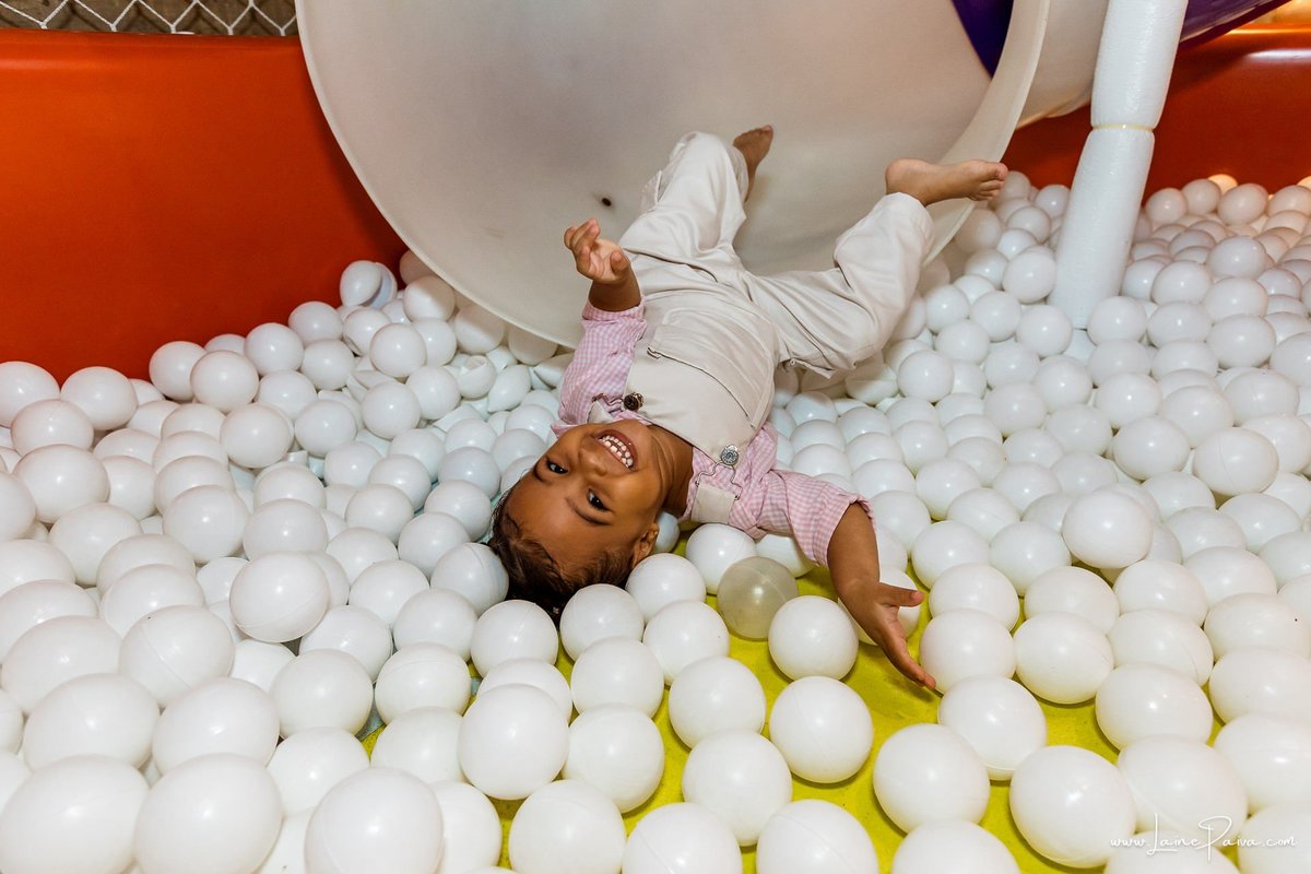 Fotografia de aniversário infantil da Pérola, festa de 2 anos com tema Fazendinha da Minnie na Game Station do Natal Shopping, em Natal/RN. Diversão, piscina de bolinhas, brinquedos e momentos especiais com família e amigos.