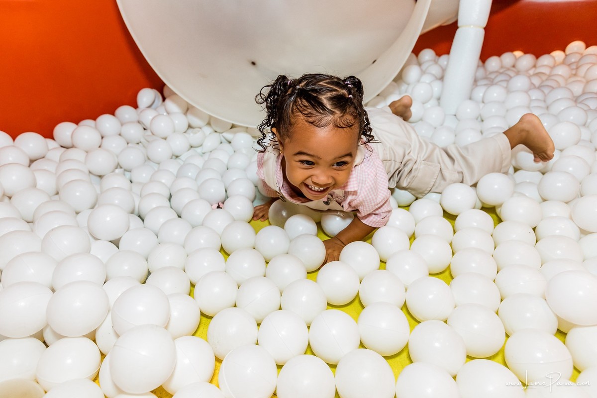 Fotografia de aniversário infantil da Pérola, festa de 2 anos com tema Fazendinha da Minnie na Game Station do Natal Shopping, em Natal/RN. Diversão, piscina de bolinhas, brinquedos e momentos especiais com família e amigos.