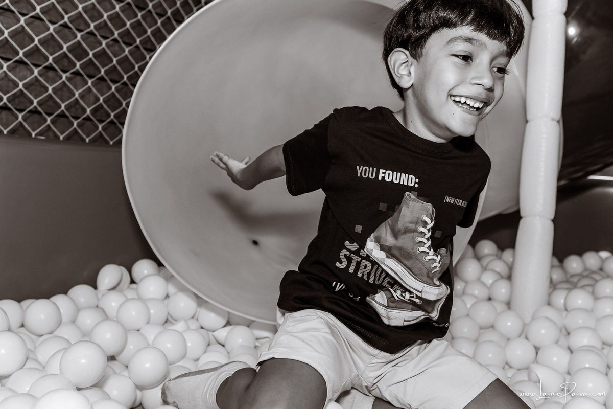 Fotografia de aniversário infantil da Pérola, festa de 2 anos com tema Fazendinha da Minnie na Game Station do Natal Shopping, em Natal/RN. Diversão, piscina de bolinhas, brinquedos e momentos especiais com família e amigos.