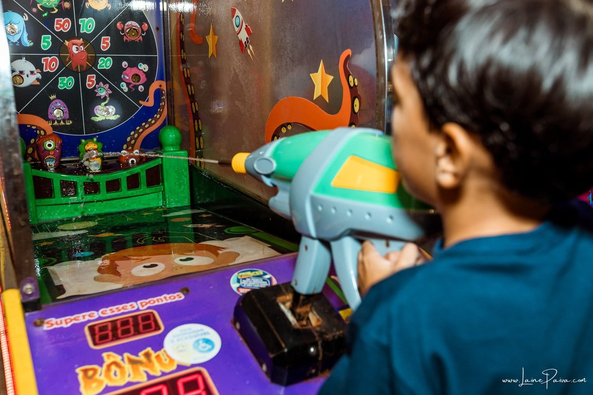Fotografia de aniversário infantil da Pérola, festa de 2 anos com tema Fazendinha da Minnie na Game Station do Natal Shopping, em Natal/RN. Diversão, piscina de bolinhas, brinquedos e momentos especiais com família e amigos.