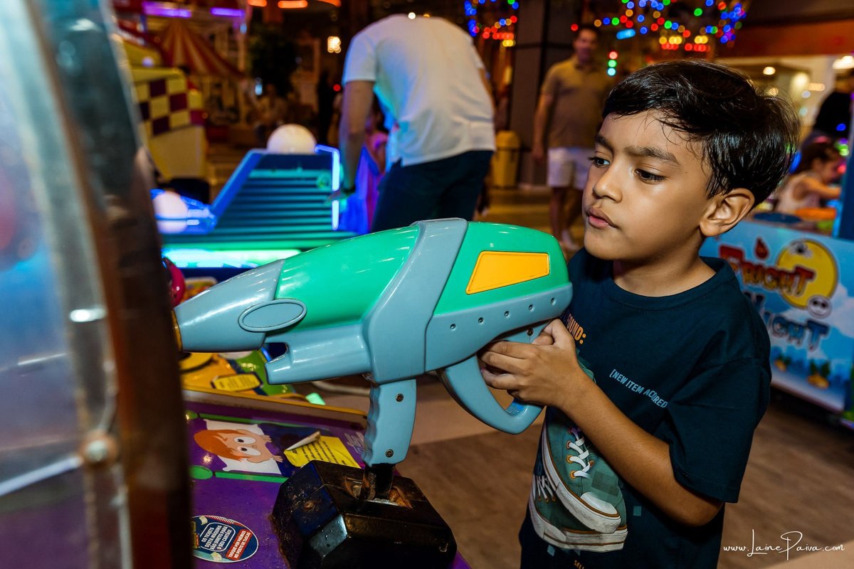 Fotografia de aniversário infantil da Pérola, festa de 2 anos com tema Fazendinha da Minnie na Game Station do Natal Shopping, em Natal/RN. Diversão, piscina de bolinhas, brinquedos e momentos especiais com família e amigos.