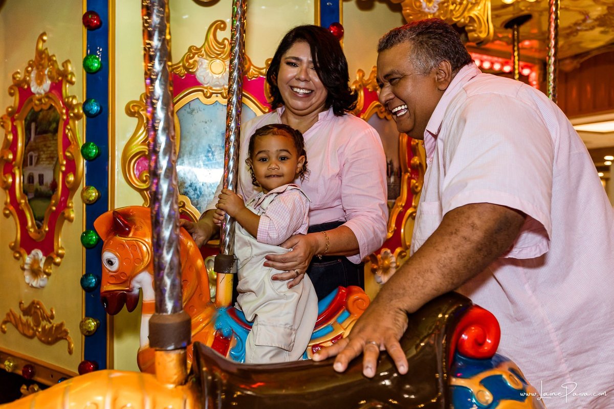 Fotografia de aniversário infantil da Pérola, festa de 2 anos com tema Fazendinha da Minnie na Game Station do Natal Shopping, em Natal/RN. Diversão, piscina de bolinhas, brinquedos e momentos especiais com família e amigos.