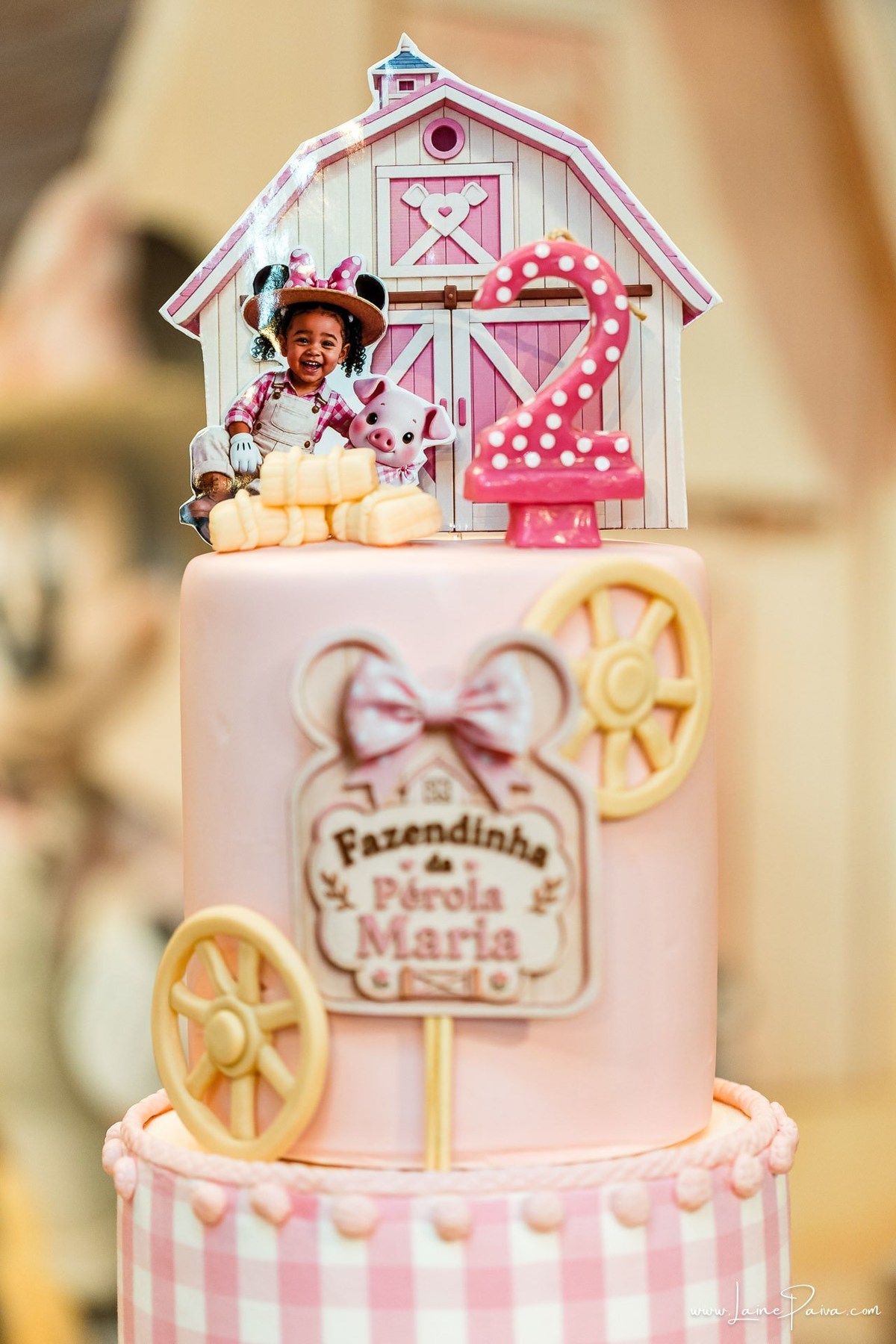 Fotografia de aniversário infantil da Pérola, festa de 2 anos com tema Fazendinha da Minnie na Game Station do Natal Shopping, em Natal/RN. Diversão, piscina de bolinhas, brinquedos e momentos especiais com família e amigos.