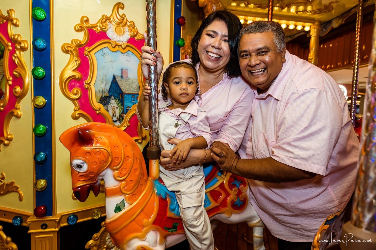Fotografia de aniversário infantil da Pérola, festa de 2 anos com tema Fazendinha da Minnie na Game Station do Natal Shopping, em Natal/RN. Diversão, piscina de bolinhas, brinquedos e momentos especiais com família e amigos.