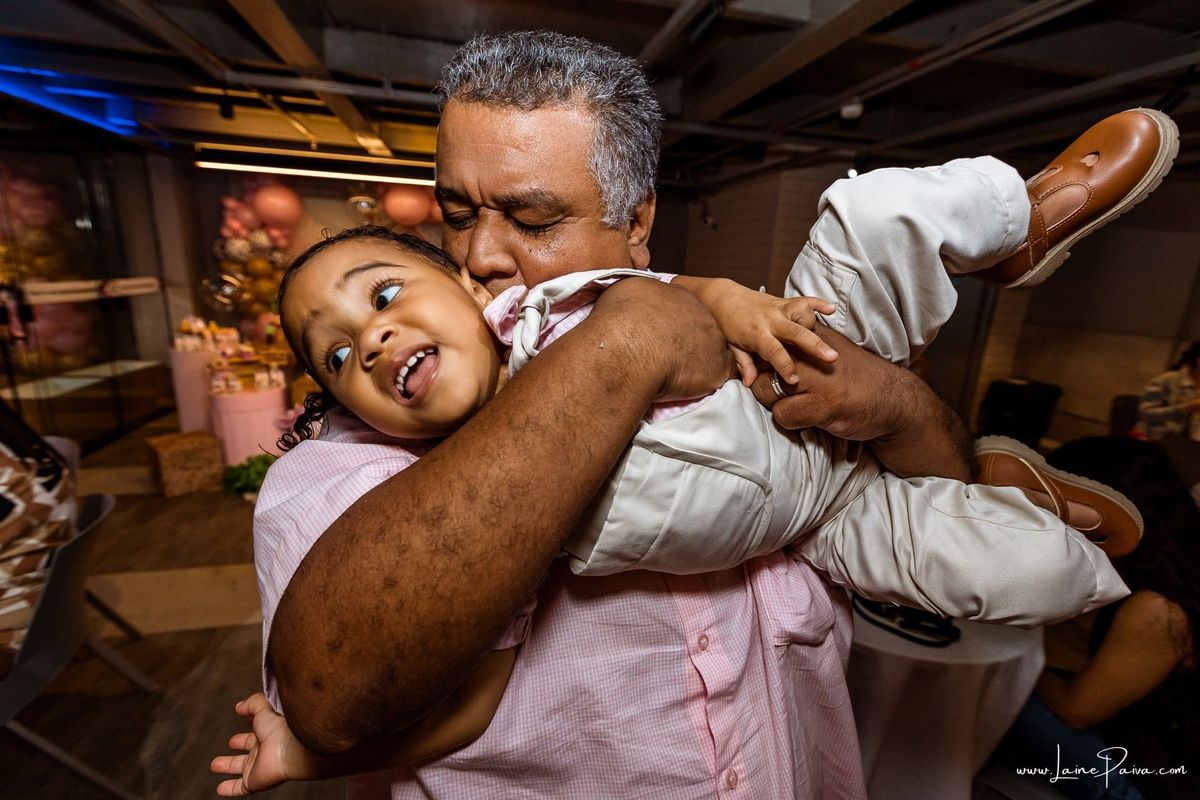 Fotografia de aniversário infantil da Pérola, festa de 2 anos com tema Fazendinha da Minnie na Game Station do Natal Shopping, em Natal/RN. Diversão, piscina de bolinhas, brinquedos e momentos especiais com família e amigos.