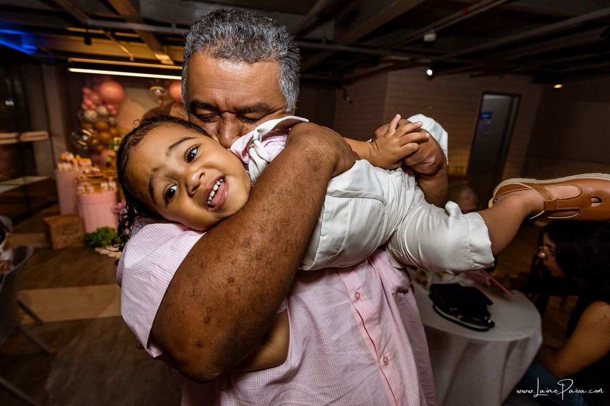 Fotografia de aniversário infantil da Pérola, festa de 2 anos com tema Fazendinha da Minnie na Game Station do Natal Shopping, em Natal/RN. Diversão, piscina de bolinhas, brinquedos e momentos especiais com família e amigos.