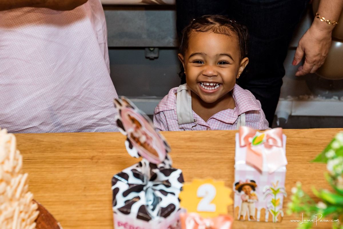 Fotografia de aniversário infantil da Pérola, festa de 2 anos com tema Fazendinha da Minnie na Game Station do Natal Shopping, em Natal/RN. Diversão, piscina de bolinhas, brinquedos e momentos especiais com família e amigos.