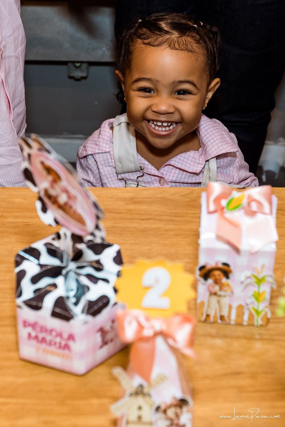 Fotografia de aniversário infantil da Pérola, festa de 2 anos com tema Fazendinha da Minnie na Game Station do Natal Shopping, em Natal/RN. Diversão, piscina de bolinhas, brinquedos e momentos especiais com família e amigos.