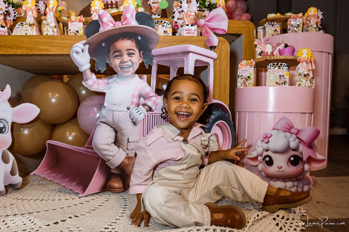 Fotografia de aniversário infantil da Pérola, festa de 2 anos com tema Fazendinha da Minnie na Game Station do Natal Shopping, em Natal/RN. Diversão, piscina de bolinhas, brinquedos e momentos especiais com família e amigos.