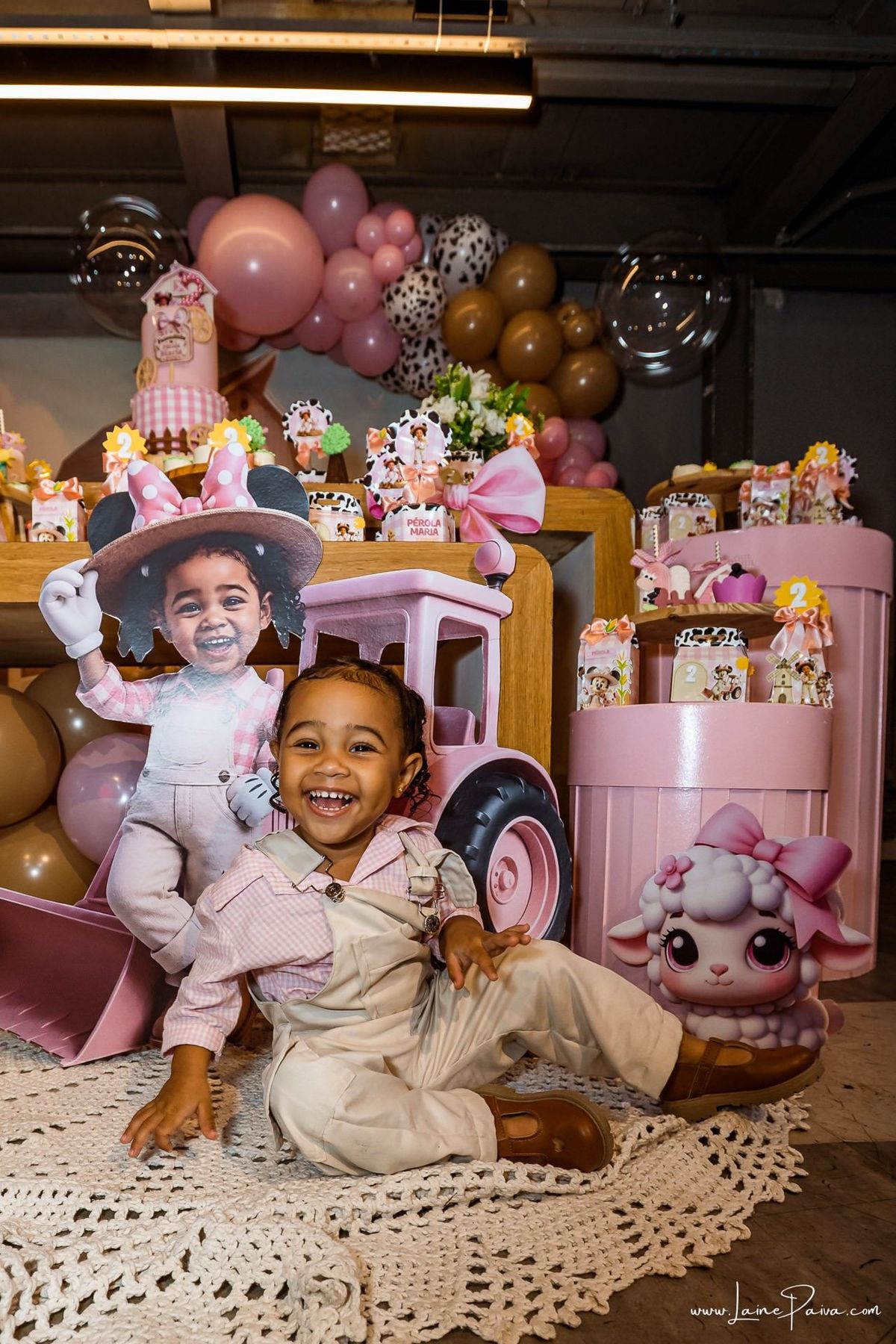 Fotografia de aniversário infantil da Pérola, festa de 2 anos com tema Fazendinha da Minnie na Game Station do Natal Shopping, em Natal/RN. Diversão, piscina de bolinhas, brinquedos e momentos especiais com família e amigos.