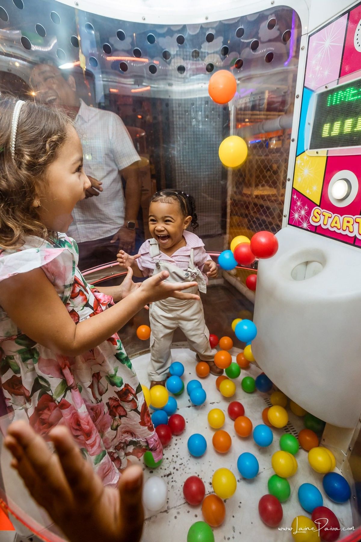 Fotografia de aniversário infantil da Pérola, festa de 2 anos com tema Fazendinha da Minnie na Game Station do Natal Shopping, em Natal/RN. Diversão, piscina de bolinhas, brinquedos e momentos especiais com família e amigos.