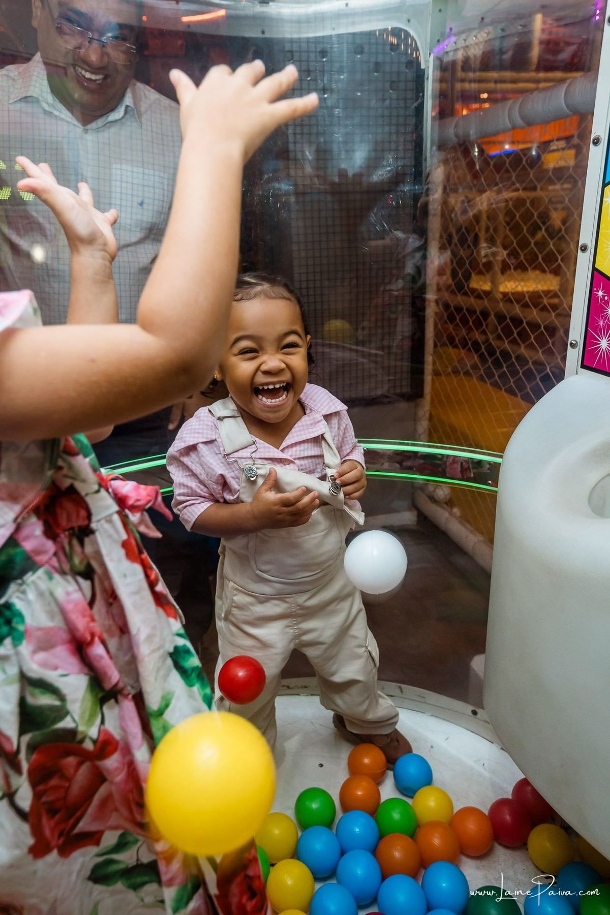 Fotografia de aniversário infantil da Pérola, festa de 2 anos com tema Fazendinha da Minnie na Game Station do Natal Shopping, em Natal/RN. Diversão, piscina de bolinhas, brinquedos e momentos especiais com família e amigos.