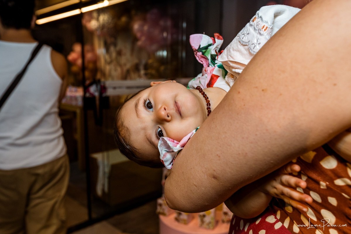 Fotografia de aniversário infantil da Pérola, festa de 2 anos com tema Fazendinha da Minnie na Game Station do Natal Shopping, em Natal/RN. Diversão, piscina de bolinhas, brinquedos e momentos especiais com família e amigos.