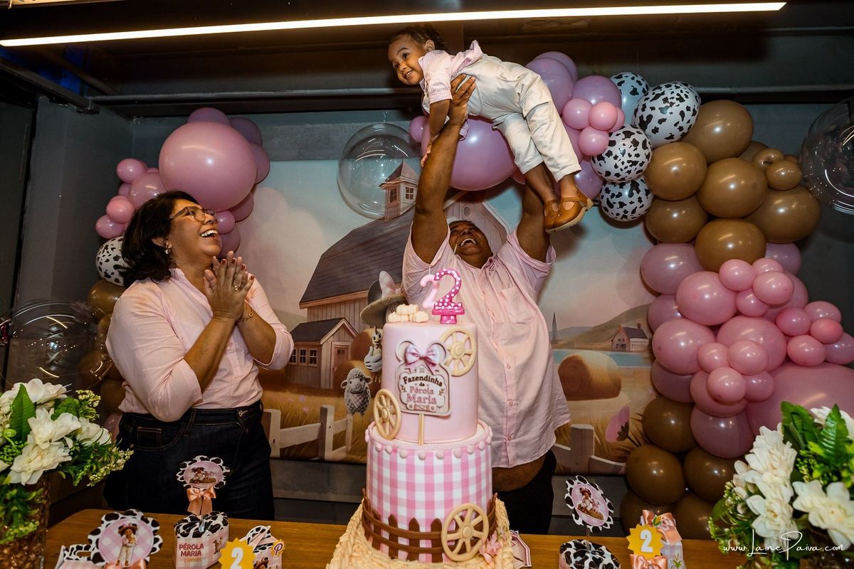Fotografia de aniversário infantil da Pérola, festa de 2 anos com tema Fazendinha da Minnie na Game Station do Natal Shopping, em Natal/RN. Diversão, piscina de bolinhas, brinquedos e momentos especiais com família e amigos.