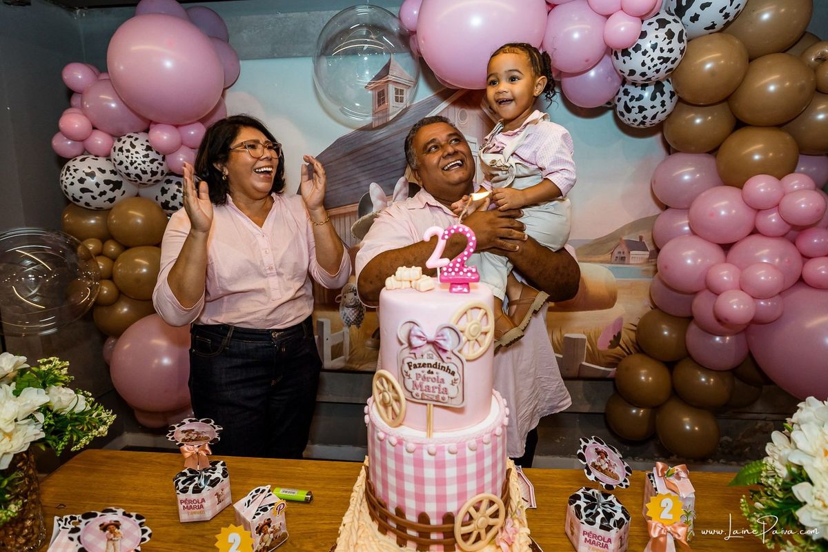 Fotografia de aniversário infantil da Pérola, festa de 2 anos com tema Fazendinha da Minnie na Game Station do Natal Shopping, em Natal/RN. Diversão, piscina de bolinhas, brinquedos e momentos especiais com família e amigos.