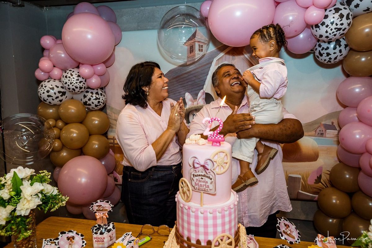 Fotografia de aniversário infantil da Pérola, festa de 2 anos com tema Fazendinha da Minnie na Game Station do Natal Shopping, em Natal/RN. Diversão, piscina de bolinhas, brinquedos e momentos especiais com família e amigos.