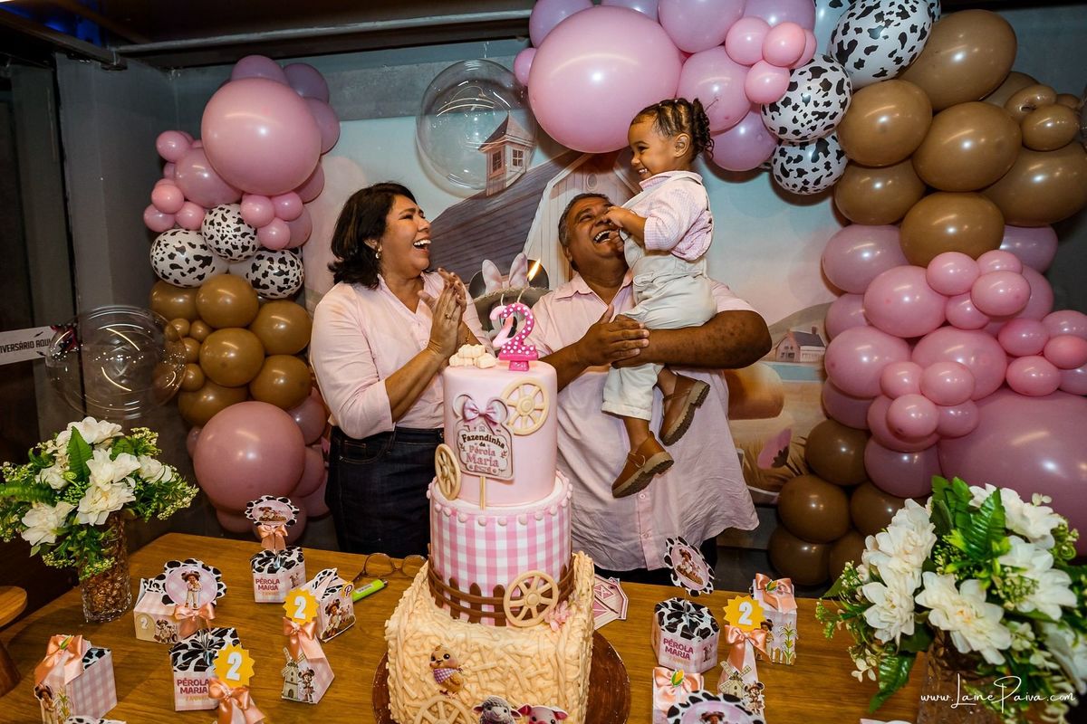 Fotografia de aniversário infantil da Pérola, festa de 2 anos com tema Fazendinha da Minnie na Game Station do Natal Shopping, em Natal/RN. Diversão, piscina de bolinhas, brinquedos e momentos especiais com família e amigos.