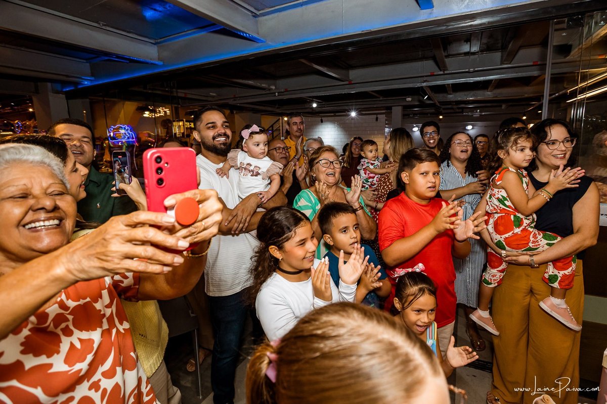 Fotografia de aniversário infantil da Pérola, festa de 2 anos com tema Fazendinha da Minnie na Game Station do Natal Shopping, em Natal/RN. Diversão, piscina de bolinhas, brinquedos e momentos especiais com família e amigos.