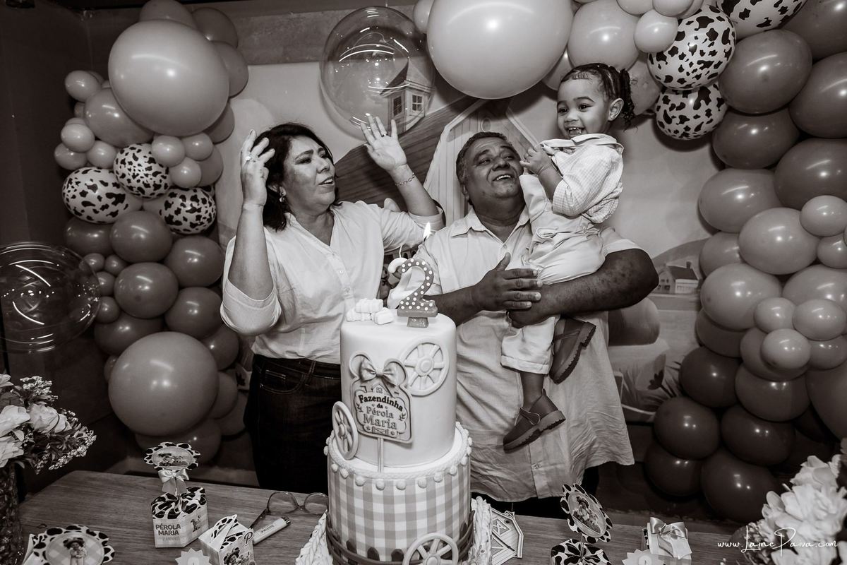 Fotografia de aniversário infantil da Pérola, festa de 2 anos com tema Fazendinha da Minnie na Game Station do Natal Shopping, em Natal/RN. Diversão, piscina de bolinhas, brinquedos e momentos especiais com família e amigos.