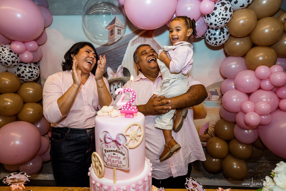 Fotografia de aniversário infantil da Pérola, festa de 2 anos com tema Fazendinha da Minnie na Game Station do Natal Shopping, em Natal/RN. Diversão, piscina de bolinhas, brinquedos e momentos especiais com família e amigos.