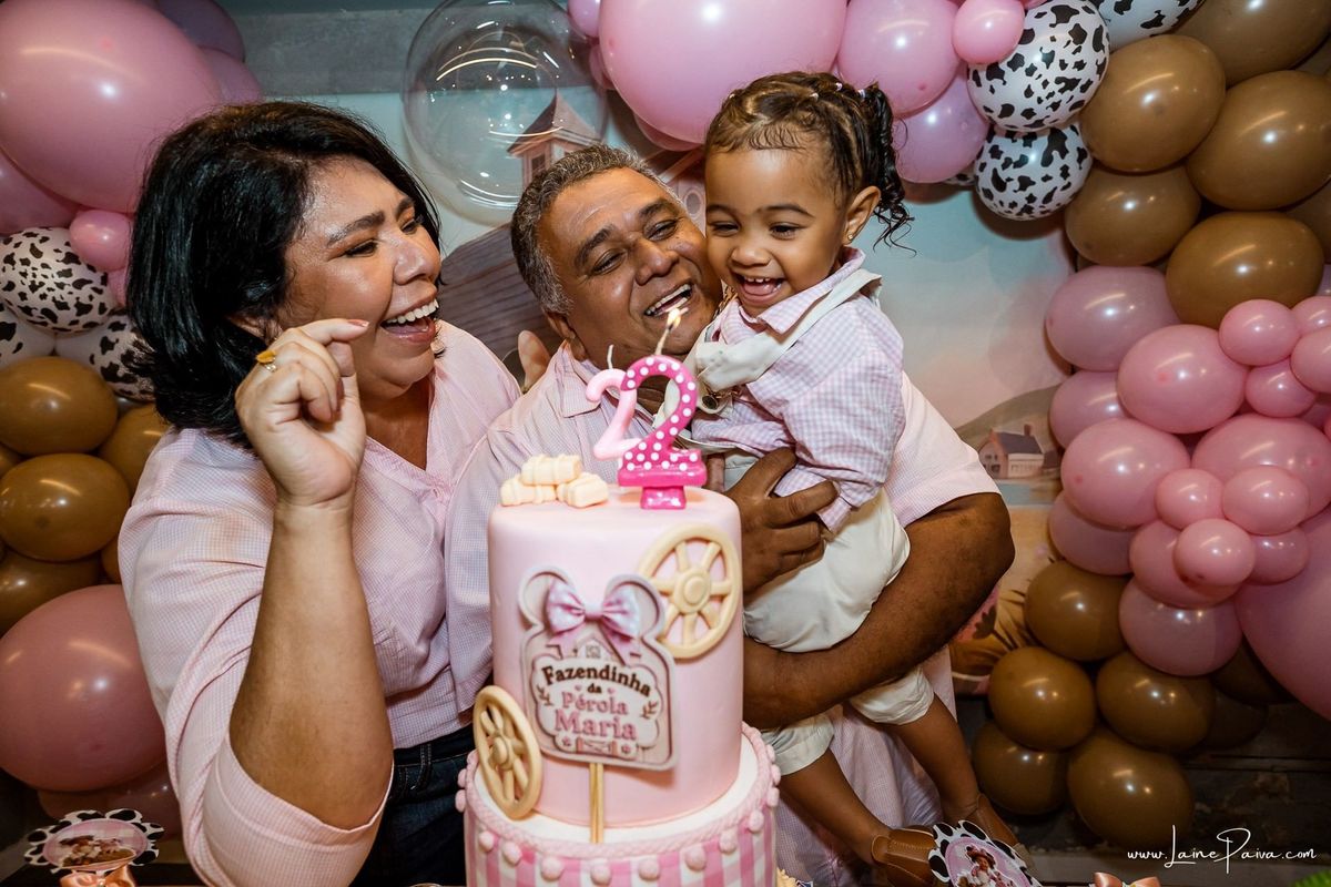 Fotografia de aniversário infantil da Pérola, festa de 2 anos com tema Fazendinha da Minnie na Game Station do Natal Shopping, em Natal/RN. Diversão, piscina de bolinhas, brinquedos e momentos especiais com família e amigos.