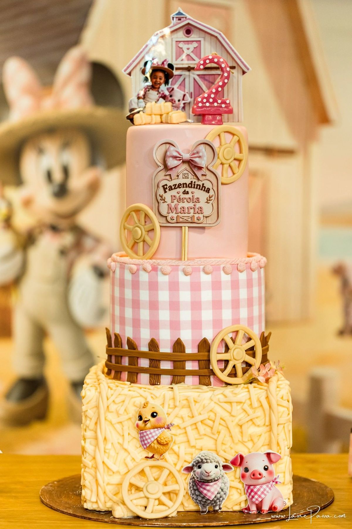 Fotografia de aniversário infantil da Pérola, festa de 2 anos com tema Fazendinha da Minnie na Game Station do Natal Shopping, em Natal/RN. Diversão, piscina de bolinhas, brinquedos e momentos especiais com família e amigos.