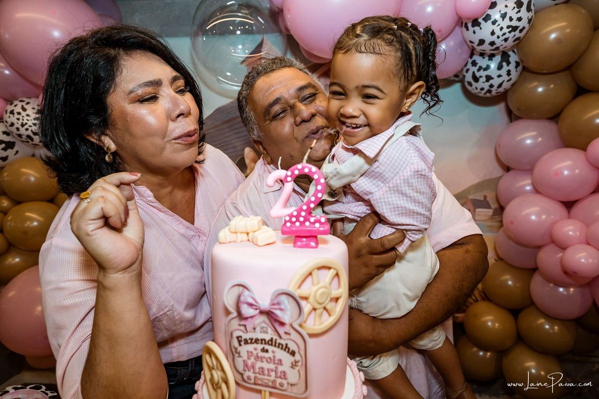 Fotografia de aniversário infantil da Pérola, festa de 2 anos com tema Fazendinha da Minnie na Game Station do Natal Shopping, em Natal/RN. Diversão, piscina de bolinhas, brinquedos e momentos especiais com família e amigos.