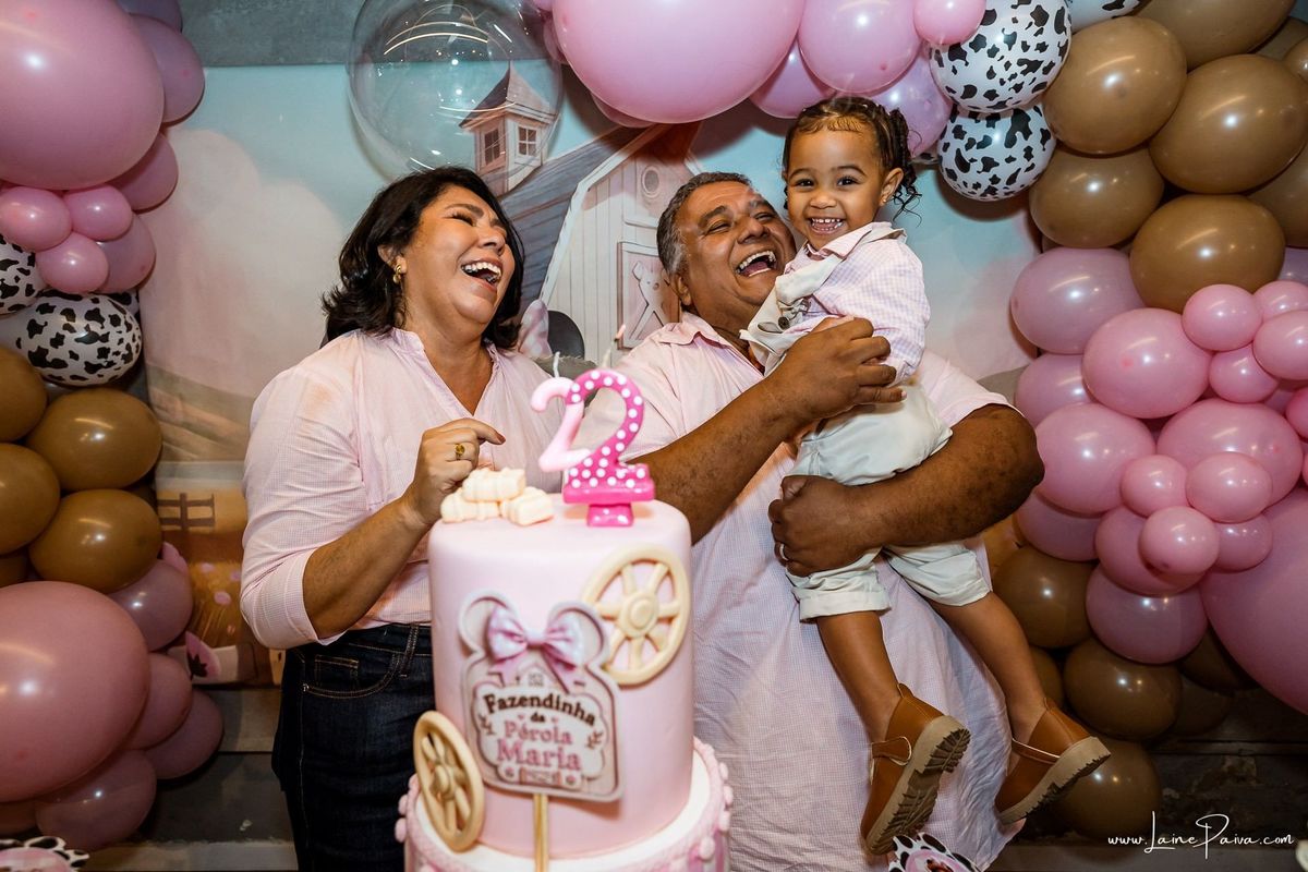 Fotografia de aniversário infantil da Pérola, festa de 2 anos com tema Fazendinha da Minnie na Game Station do Natal Shopping, em Natal/RN. Diversão, piscina de bolinhas, brinquedos e momentos especiais com família e amigos.