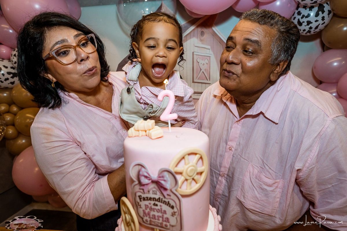 Fotografia de aniversário infantil da Pérola, festa de 2 anos com tema Fazendinha da Minnie na Game Station do Natal Shopping, em Natal/RN. Diversão, piscina de bolinhas, brinquedos e momentos especiais com família e amigos.