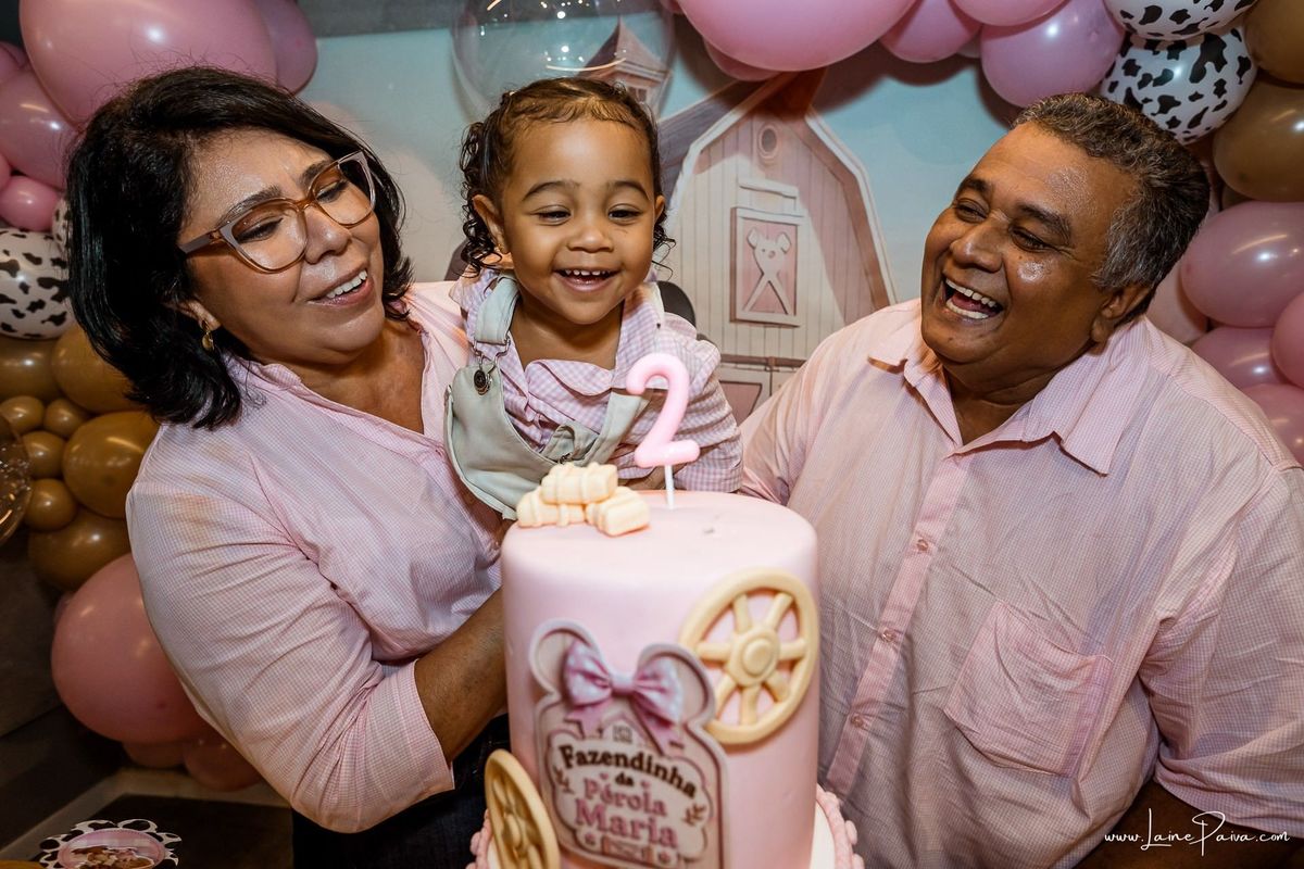 Fotografia de aniversário infantil da Pérola, festa de 2 anos com tema Fazendinha da Minnie na Game Station do Natal Shopping, em Natal/RN. Diversão, piscina de bolinhas, brinquedos e momentos especiais com família e amigos.