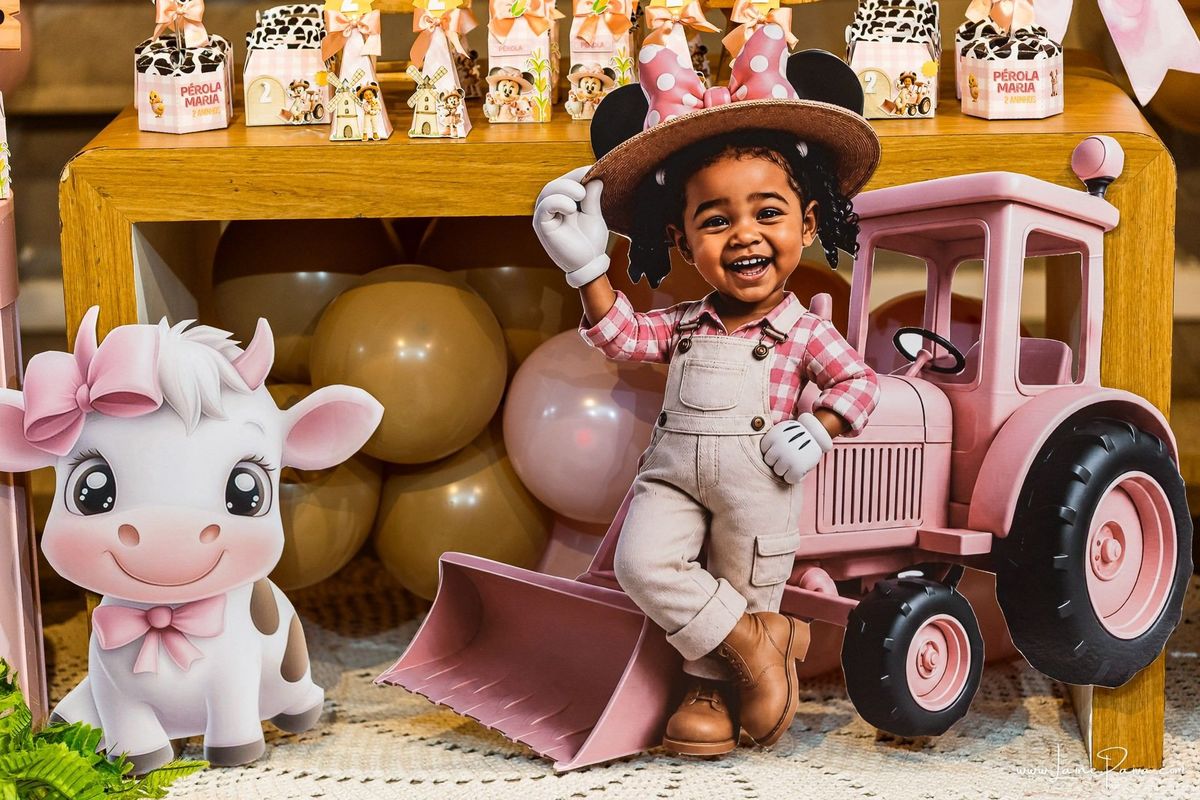 Fotografia de aniversário infantil da Pérola, festa de 2 anos com tema Fazendinha da Minnie na Game Station do Natal Shopping, em Natal/RN. Diversão, piscina de bolinhas, brinquedos e momentos especiais com família e amigos.