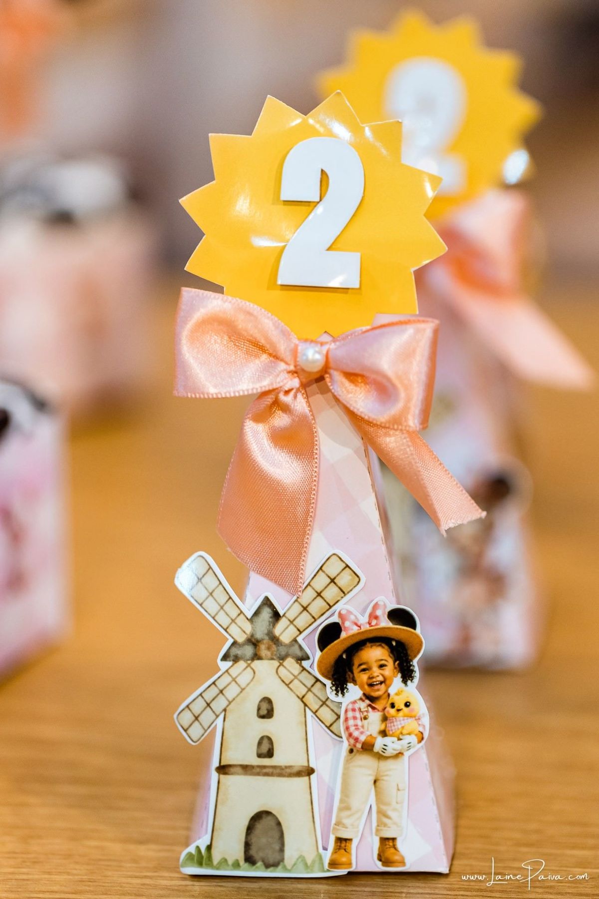 Fotografia de aniversário infantil da Pérola, festa de 2 anos com tema Fazendinha da Minnie na Game Station do Natal Shopping, em Natal/RN. Diversão, piscina de bolinhas, brinquedos e momentos especiais com família e amigos.