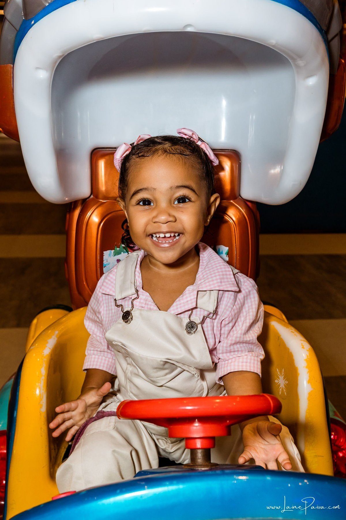 Fotografia de aniversário infantil da Pérola, festa de 2 anos com tema Fazendinha da Minnie na Game Station do Natal Shopping, em Natal/RN. Diversão, piscina de bolinhas, brinquedos e momentos especiais com família e amigos.