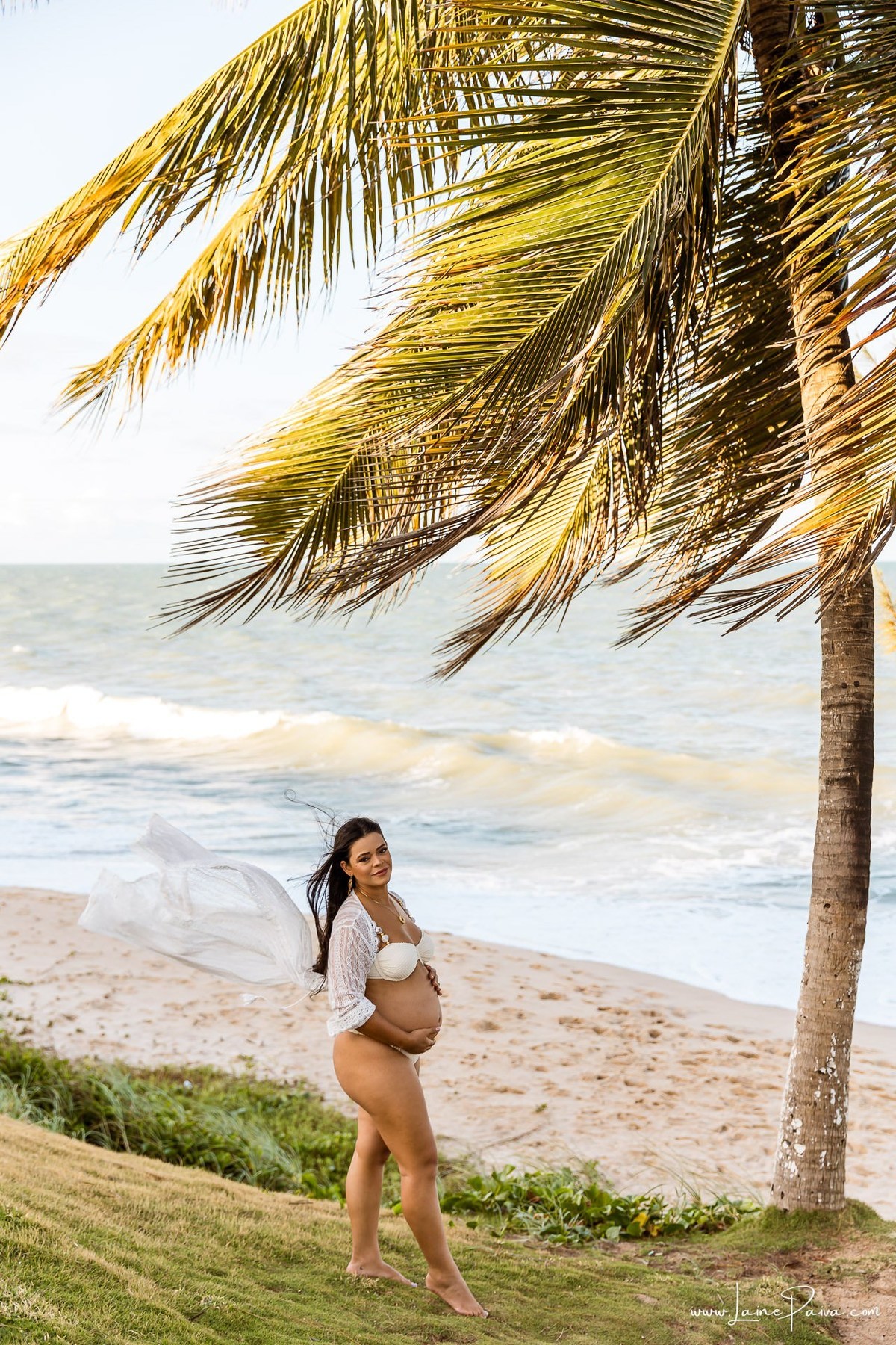 Ensaio de gestante na Praia de Pium, Parnamirim/RN. Camila e Everton vieram do Acre para registrar a espera por Diogo em uma sessão de fotografia de gravidez na praia, ensaio externo de maternidade e fotografia de família.