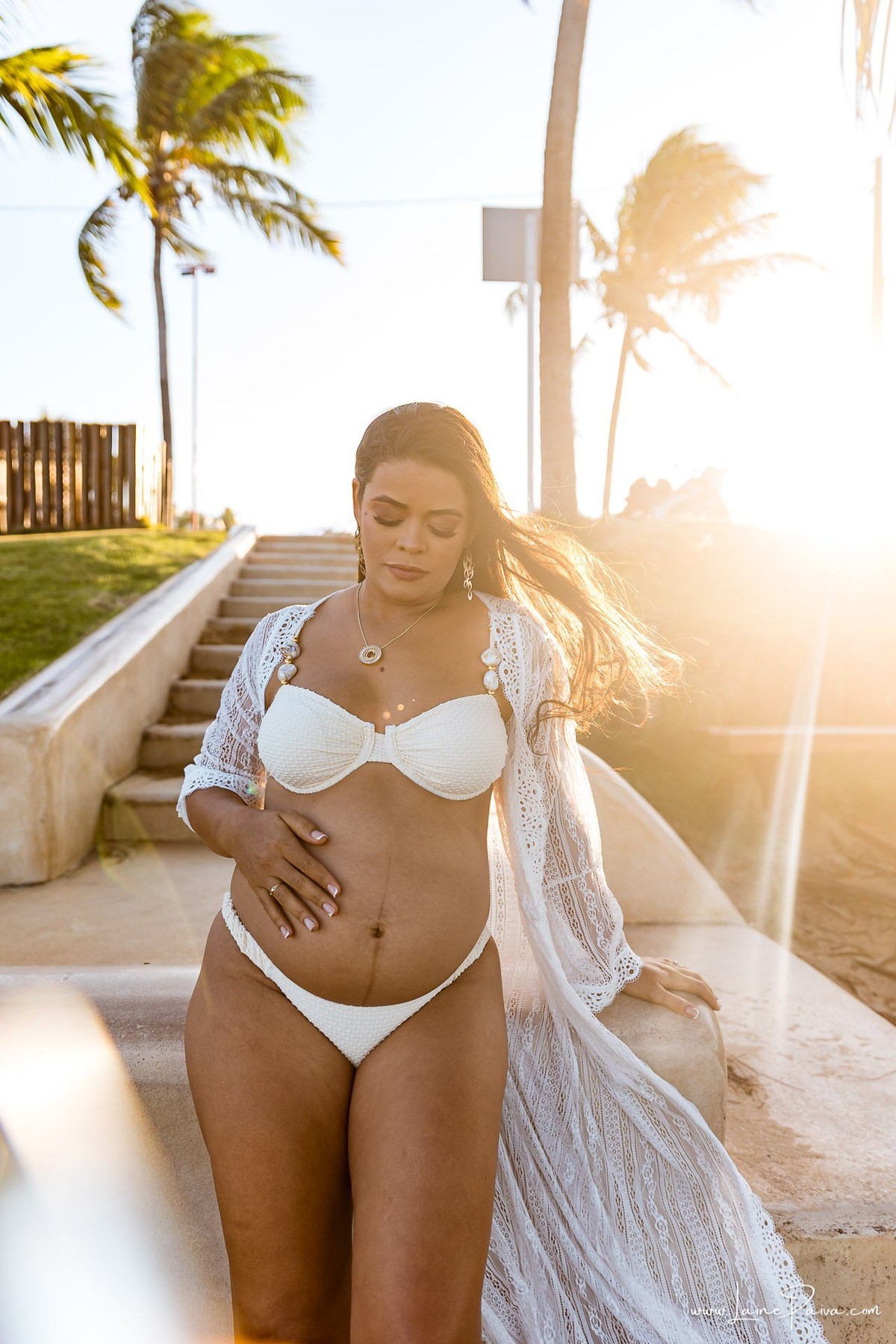 Ensaio de gestante na Praia de Pium, Parnamirim/RN. Camila e Everton vieram do Acre para registrar a espera por Diogo em uma sessão de fotografia de gravidez na praia, ensaio externo de maternidade e fotografia de família.