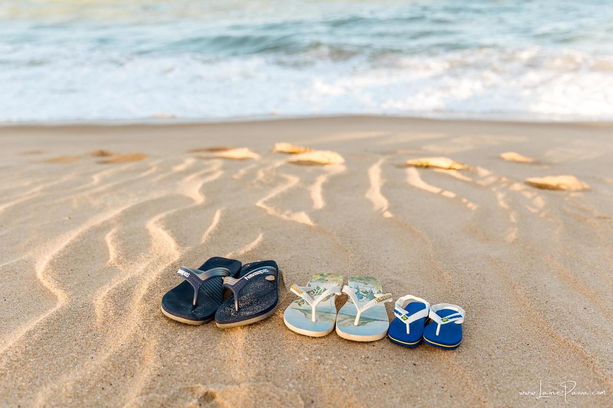 Ensaio de gestante na Praia de Pium, Parnamirim/RN. Camila e Everton vieram do Acre para registrar a espera por Diogo em uma sessão de fotografia de gravidez na praia, ensaio externo de maternidade e fotografia de família.