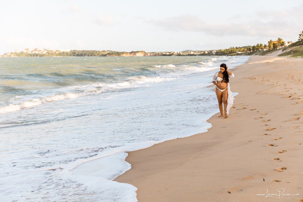 Ensaio de gestante na Praia de Pium, Parnamirim/RN. Camila e Everton vieram do Acre para registrar a espera por Diogo em uma sessão de fotografia de gravidez na praia, ensaio externo de maternidade e fotografia de família.