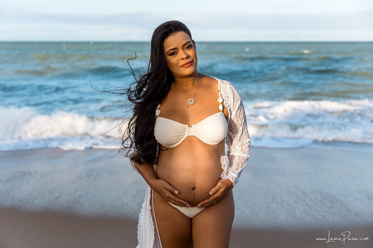 Ensaio de gestante na Praia de Pium, Parnamirim/RN. Camila e Everton vieram do Acre para registrar a espera por Diogo em uma sessão de fotografia de gravidez na praia, ensaio externo de maternidade e fotografia de família.