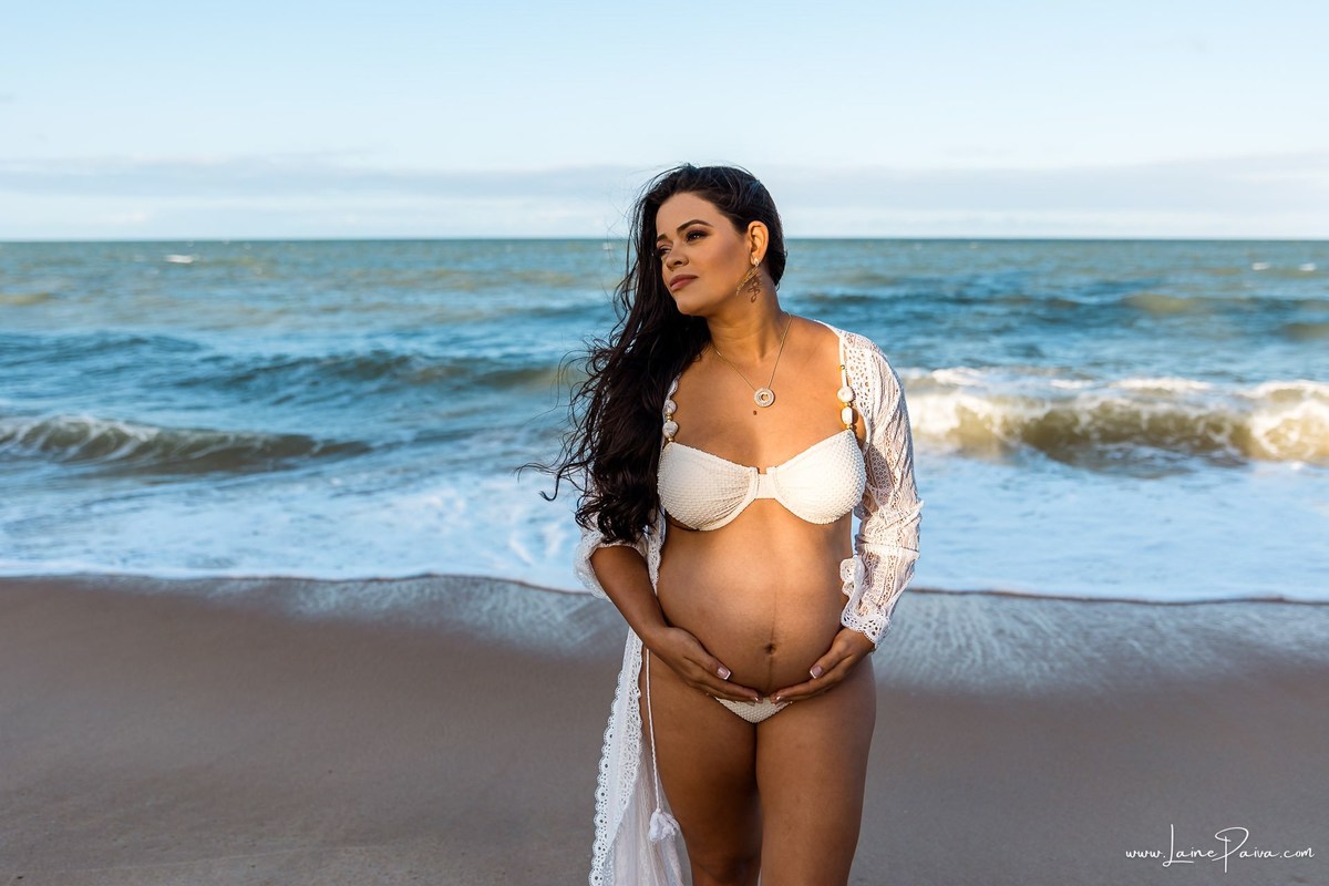Ensaio de gestante na Praia de Pium, Parnamirim/RN. Camila e Everton vieram do Acre para registrar a espera por Diogo em uma sessão de fotografia de gravidez na praia, ensaio externo de maternidade e fotografia de família.