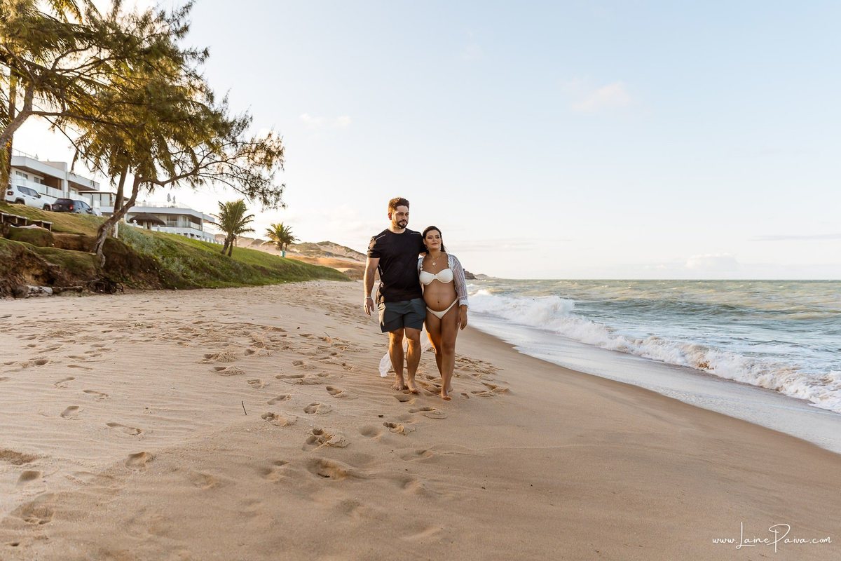 Ensaio de gestante na Praia de Pium, Parnamirim/RN. Camila e Everton vieram do Acre para registrar a espera por Diogo em uma sessão de fotografia de gravidez na praia, ensaio externo de maternidade e fotografia de família.