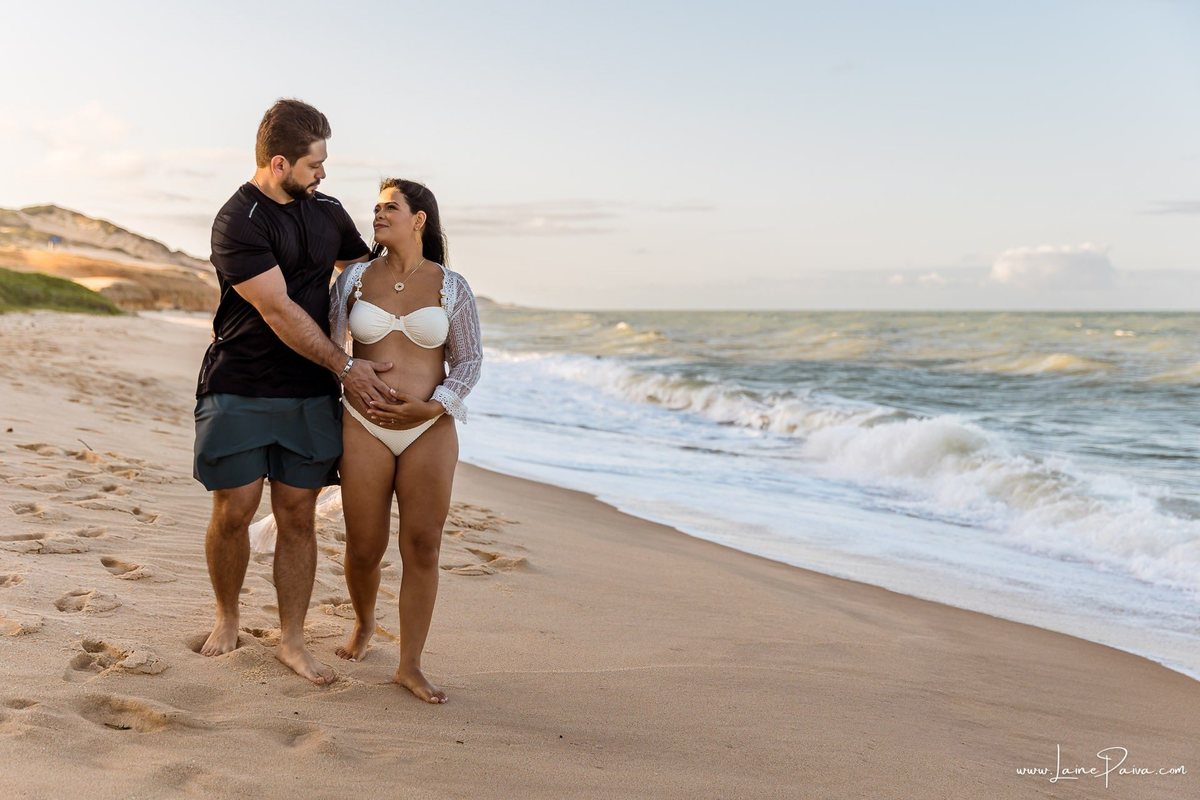 Ensaio de gestante na Praia de Pium, Parnamirim/RN. Camila e Everton vieram do Acre para registrar a espera por Diogo em uma sessão de fotografia de gravidez na praia, ensaio externo de maternidade e fotografia de família.