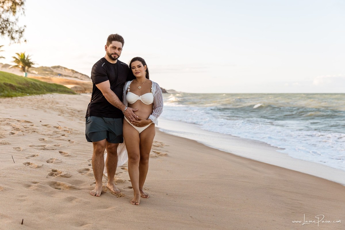 Ensaio de gestante na Praia de Pium, Parnamirim/RN. Camila e Everton vieram do Acre para registrar a espera por Diogo em uma sessão de fotografia de gravidez na praia, ensaio externo de maternidade e fotografia de família.